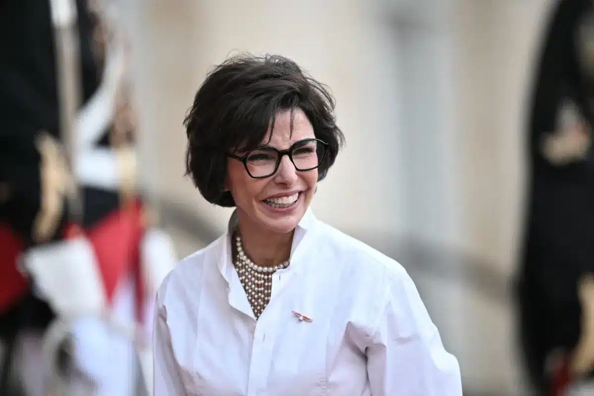 Rachida Dati : une escapade revitalisante dans la maison familiale au Maroc avec sa fille Zohra 1 photo de rachida dati devant l'elysée elle souri