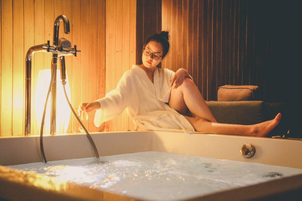 Un intérieur apaisant commence par quelques détails 2 Une femme devant un jacuzzi ambiance detente